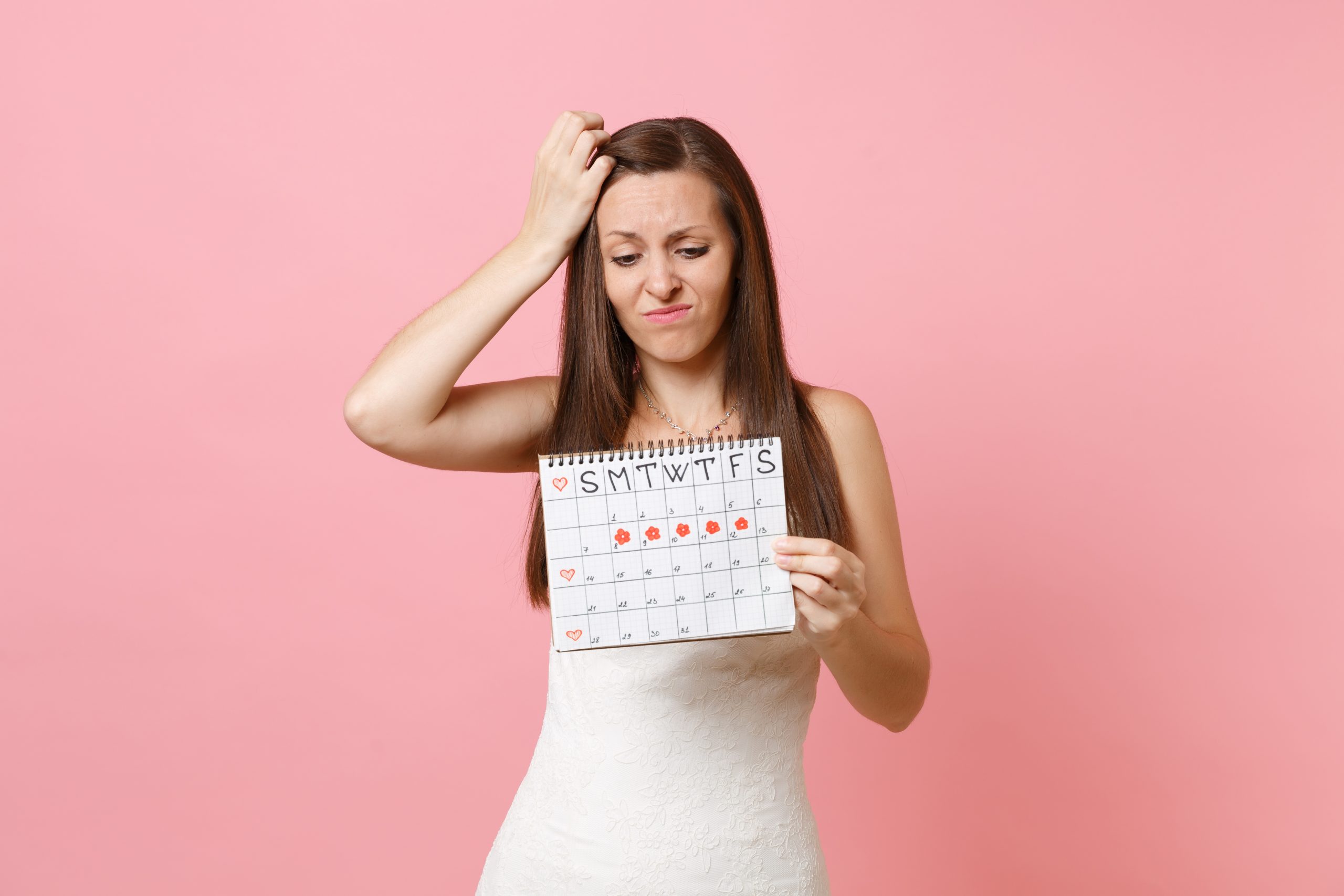 vrouw die zich afvraagt wanneer de menstruatie zich aandient